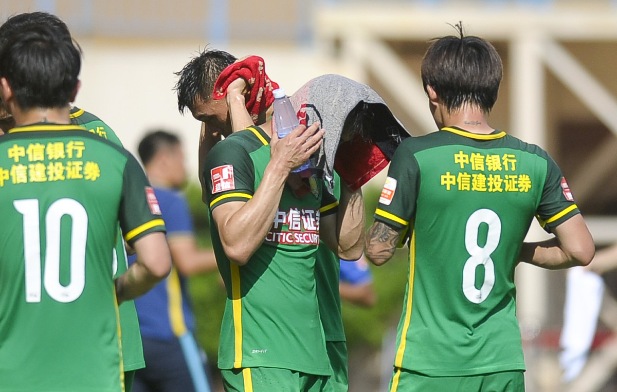 ag体育注册-赛前西汉姆备战法国杯，防线松动细节曝光，气氛紧张，球队文化再被提及